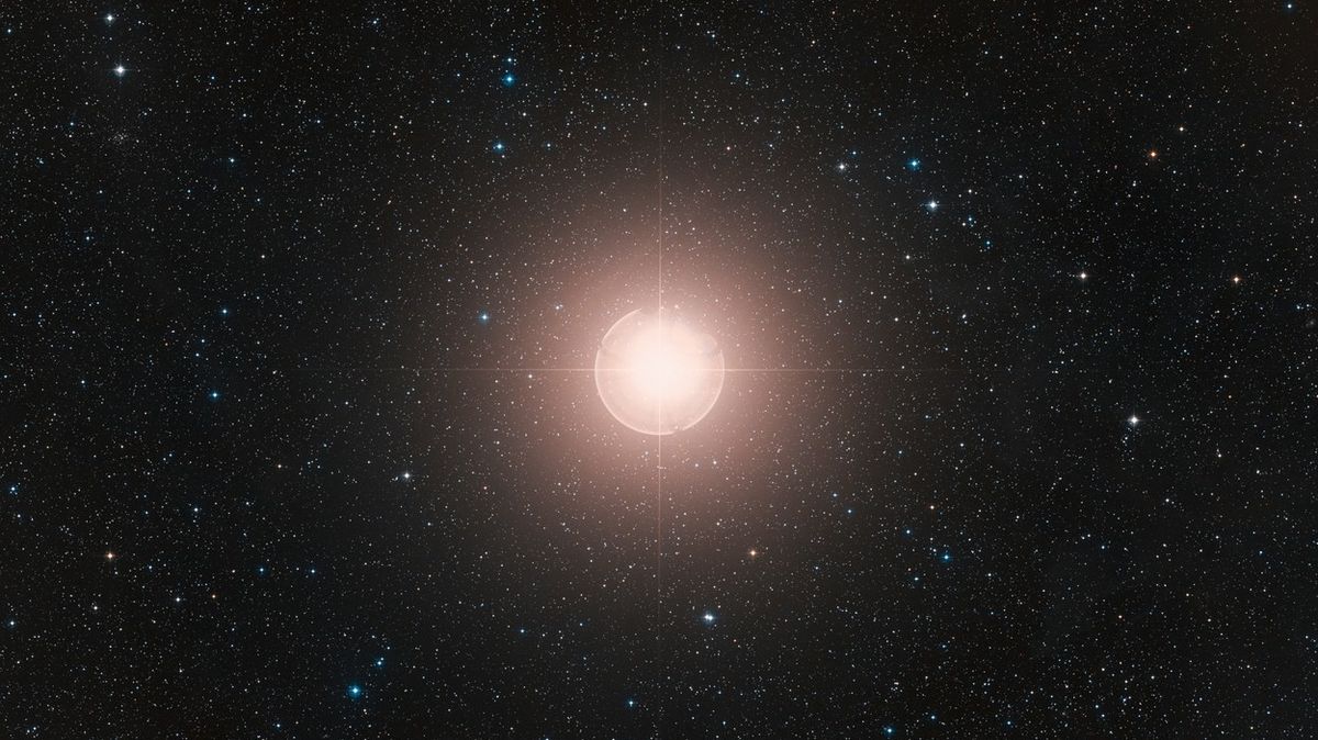 Blízká hvězda Betelgeuze zhasíná. Možná vybuchne